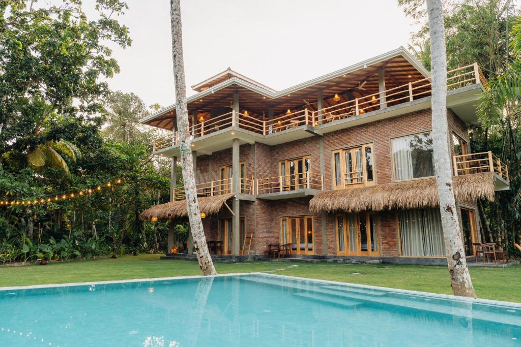 Blue Waves Surf House